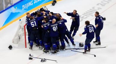 Pekin 2022. Szalona radość fińskich hokeistów po finale olimpijskim
