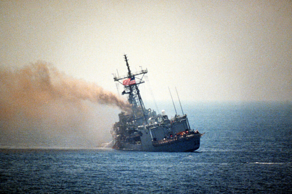 Ciężko uszkodzona fregata USS Stark. Dowódca kazał zatopić część pomieszczeń i wywołać przechył, aby utrzymać na wodą dziury wybite przez irackie rakiety