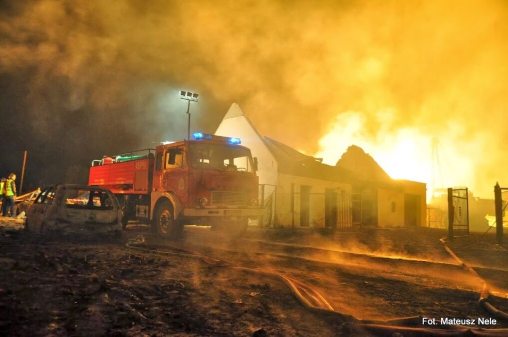 Strażacy ze Zdun przyjechali swoim Jelczem pomóc w akcji gaśniczej