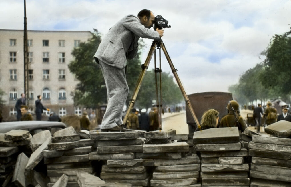Z kamerą na barykadzie. Julien Bryan dostał od prezydenta Warszawy pozwolenie filmowania i fotografowania wszystkiego, co uznał za istotne