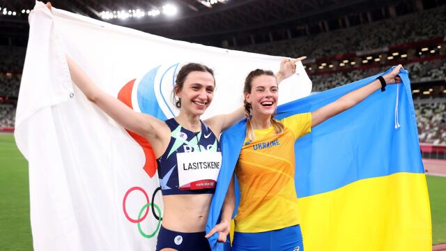 Wspólne zdjęcie medalistek z Ukrainy i Rosji. Ministerstwo poprosi o wyjaśnienia