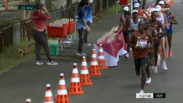 Tokio. Amdouni wywrócił kilkanaście butelek z wodą podczas maratonu