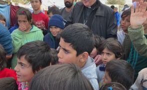 Kardynał Krajewski apeluje o przyjęcie uchodźców z Grecji