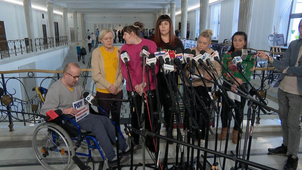 Osoby z niepełnosprawnościami i ich opiekunowie wciąż protestują w Sejmie