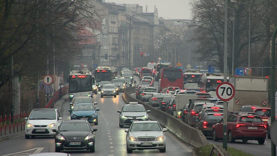 Radni Krakowa chcą zakazać wjazdu do miasta starym samochodom