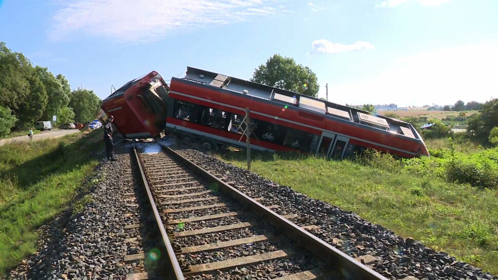 Pociąg zderzył się z ciężarówką w Kołbaskowie. Dwa wagony wypadły z torów