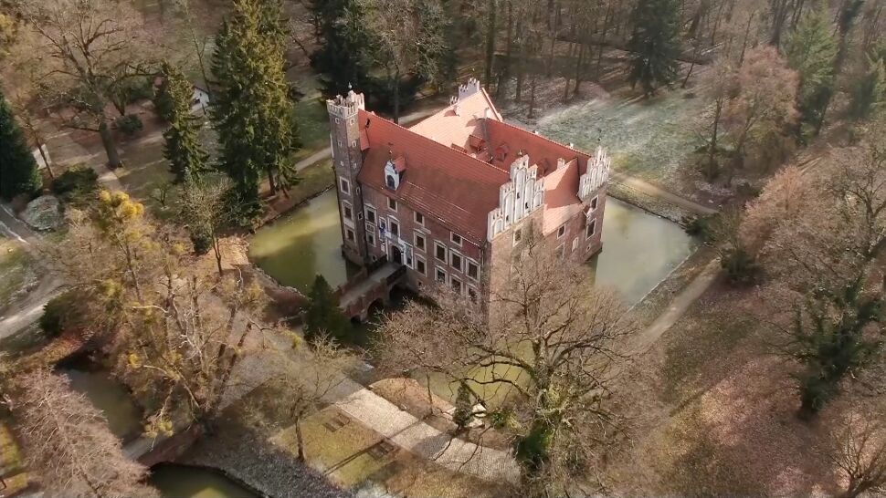 Przekazanie zamku w Wojnowicach a "willa plus". Na czym polega różnica?