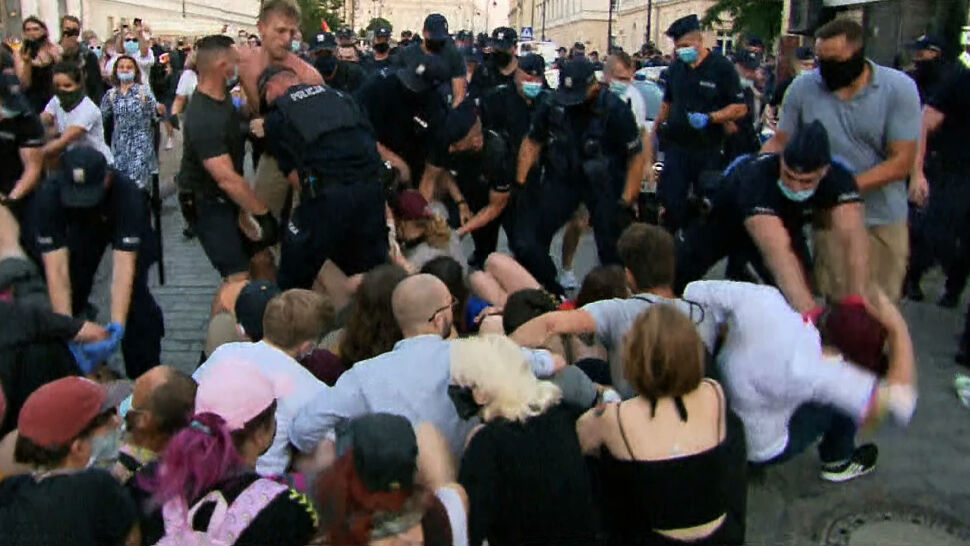 W trakcie protestów w sierpniu 2020 policja dostała polecenie zatrzymywania wszystkich osób "w barwach LGBT"