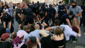 W trakcie protestów w sierpniu 2020 policja dostała polecenie zatrzymywania wszystkich osób &quot;w barwach LGBT&quot;